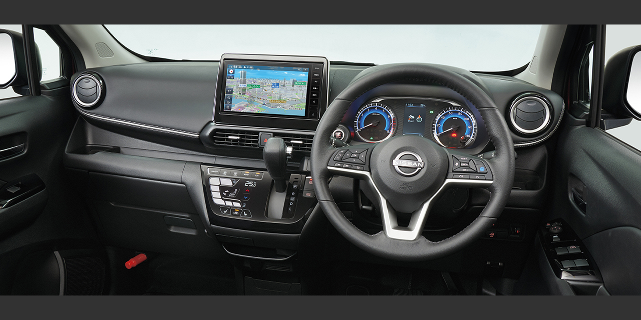 本革巻ステアリング(専用ライトグレーステッチ) / レザー調インストパネル (専用ライトグレーステッチ)〈グレード別設定〉