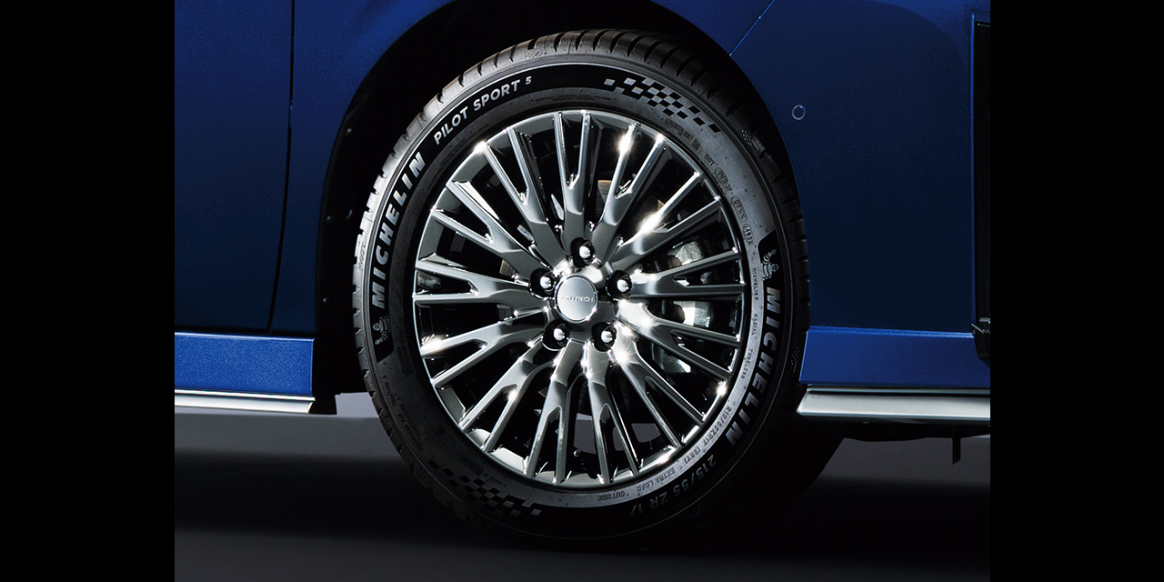 セレナ オーテック スポーツスペック 専用17インチアルミホイールとタイヤの画像