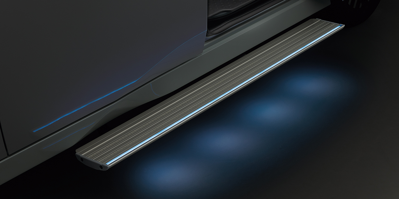 セレナ ステップタイプ ロングステップ＆ステップイルミネーション 暗い場所でイルミネーションが点灯している様子の画像