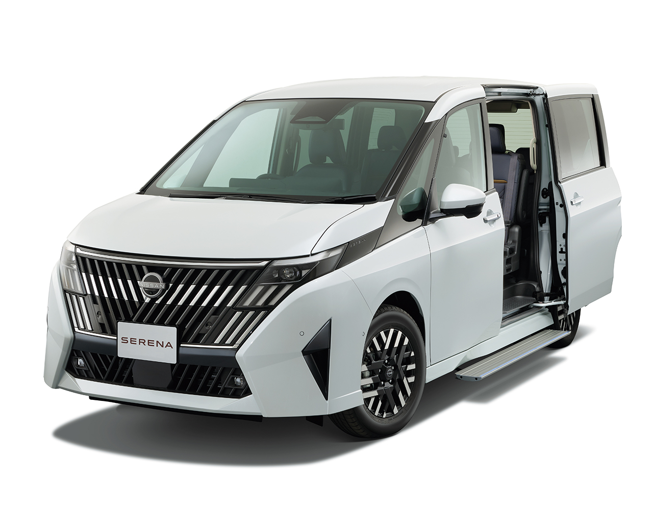 セレナ ステップタイプ 助手席側のスライドドアが開き、ロングステップが展開された画像