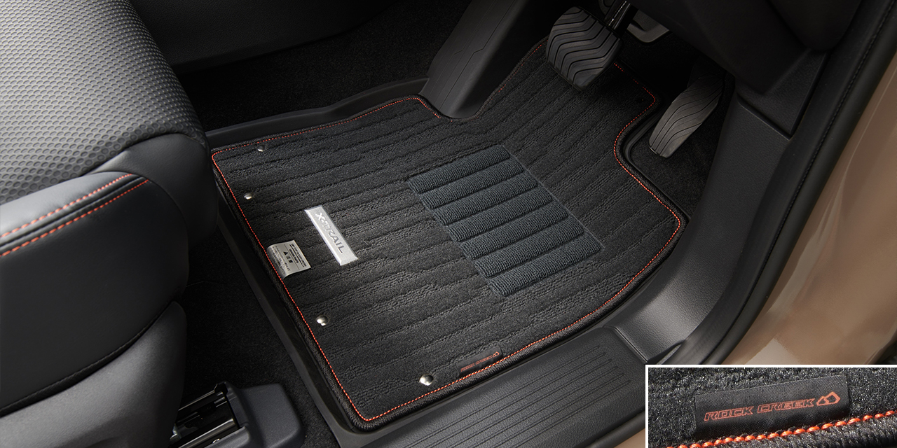 デュアルカーペット（ブラック、ラバレッドステッチ、「ROCK CREEK」タグ付）